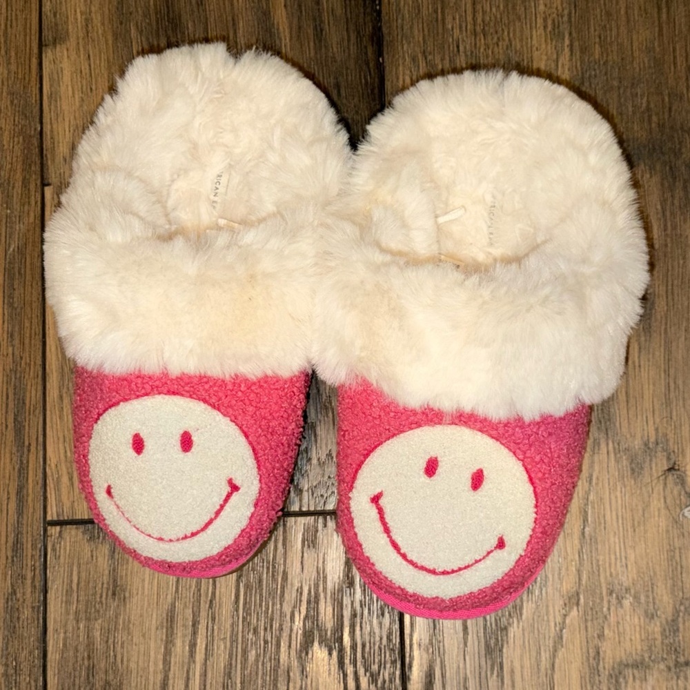 American Eagle Cozy Pink Smiley Face Slippers Like New